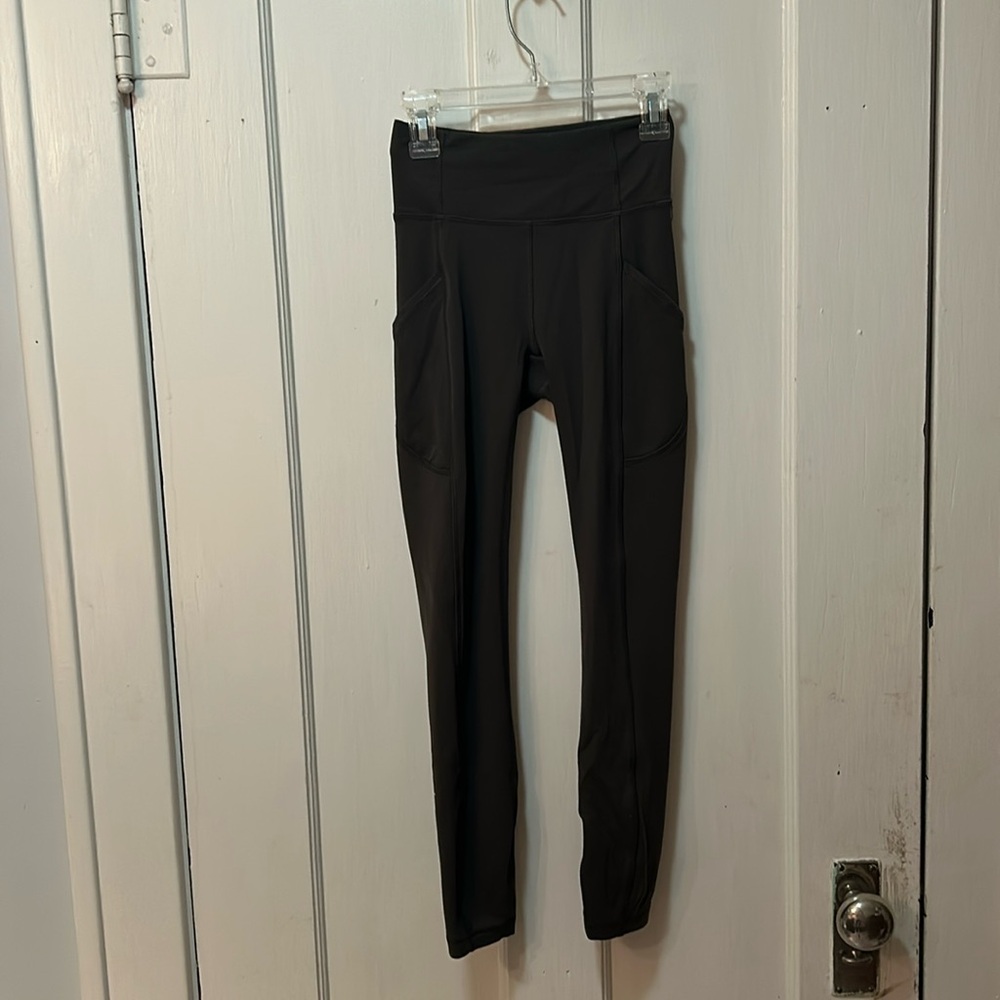 Lululemon women’s high rise leggings.